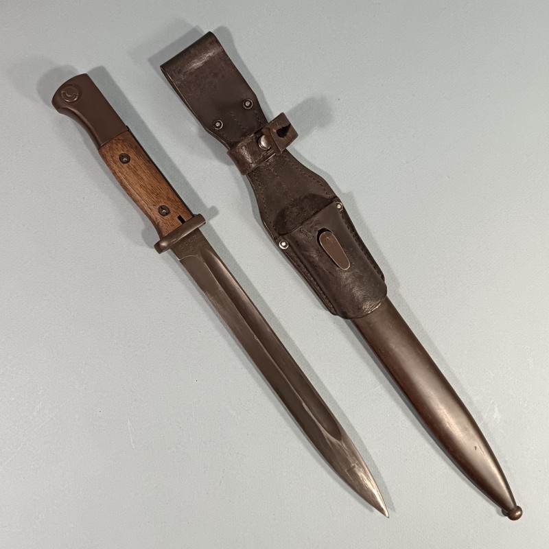 BAIONNETTE ALLEMANDE 98K FOURREAU ET BAIONNETTE MEME NUMERO DATE 1943 AVEC SON CUIR DATE 1937